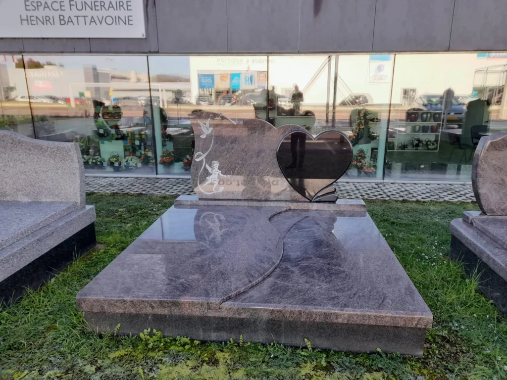 Monument funéraire en granit violet avec stèle en forme de cœur.
