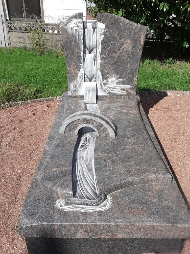 Sculpture funéraire en granit gravée d'une cascade et d'un pont.